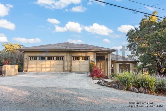 135 Montalvo Rd in Redwood City, CA - Foto de edificio - Building Photo