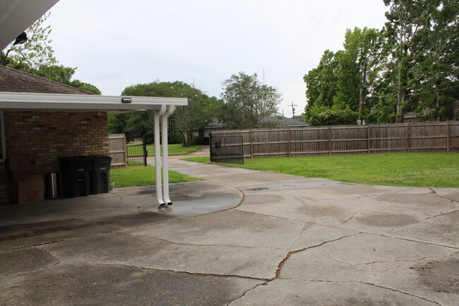 2491 Donald Dr in Baton Rouge, LA - Foto de edificio - Building Photo