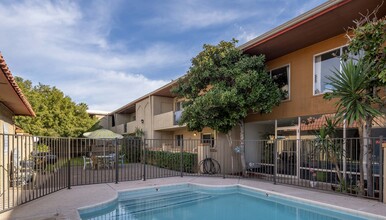 Berridge Villa Apartments in Phoenix, AZ - Foto de edificio - Building Photo