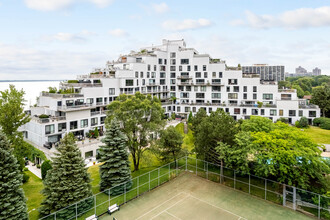 Condominium La Pyramide in Montréal, QC - Building Photo - Building Photo