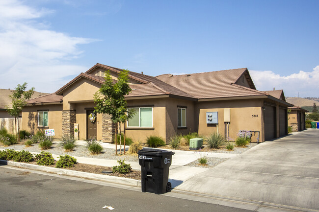 522 N Fourth St in Porterville, CA - Foto de edificio - Building Photo