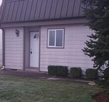 606 E Ninth St in Newberg, OR - Building Photo