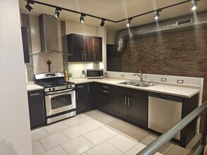 2105 Sarah St, Unit 3 in Pittsburgh, PA - Foto de edificio - Building Photo