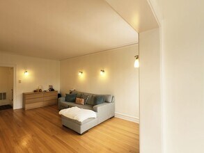 6724 S Paxton Ave in Chicago, IL - Building Photo - Building Photo