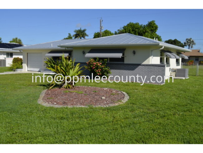 451 Monterey Ave in Cape Coral, FL - Foto de edificio - Building Photo