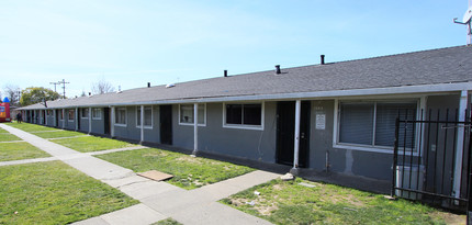 Carriage House Apartments in Fairfield, CA - Building Photo - Building Photo