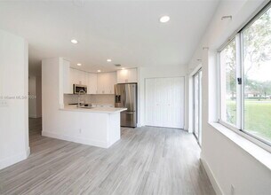 935 SW 143rd Ave in Pembroke Pines, FL - Foto de edificio - Building Photo