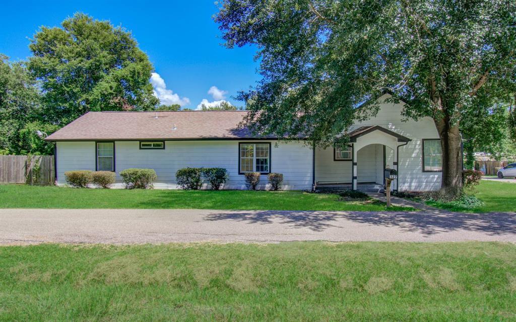 327 Reese Rd in Crosby, TX - Building Photo