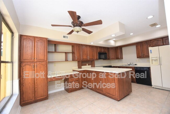 637 Victoria Square Ln in Lakeland, FL - Building Photo - Building Photo