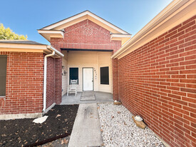 1611 Sunnycrest Cir in New Braunfels, TX - Foto de edificio - Building Photo