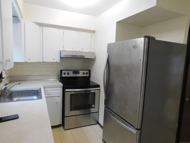 21 Drummers Ln in Bethel, CT - Building Photo - Building Photo
