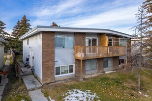 407 Huntsville Cres NW in Calgary, AB - Building Photo
