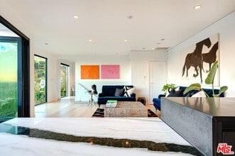 8560 Franklin Ave in Los Angeles, CA - Building Photo - Building Photo