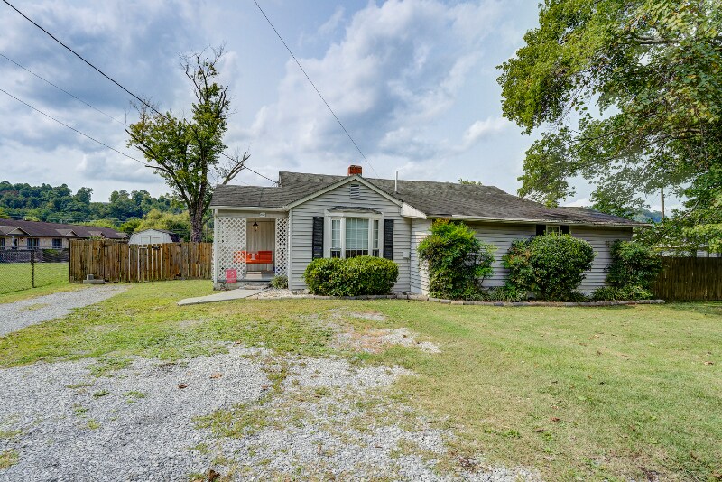 2027 Katelyn Dr in Elizabethton, TN - Building Photo