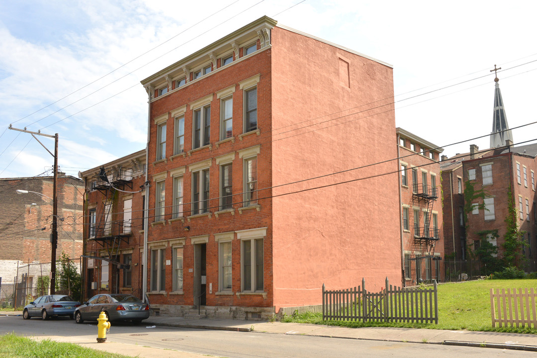 1526-1528 Pleasant St in Cincinnati, OH - Building Photo