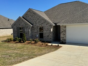 492 Silver Hill Dr in Pearl, MS - Foto de edificio - Building Photo
