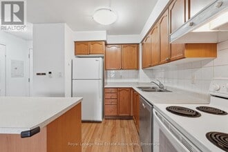 3880 Duke of York Blvd in Mississauga, ON - Building Photo - Building Photo