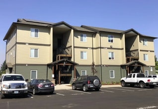 Applegate Landing Apartments in Lebanon, OR - Building Photo - Building Photo