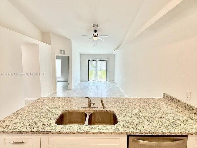 326 SE 16th Pl in Cape Coral, FL - Building Photo - Building Photo