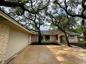 9204 Clearock Dr in Austin, TX - Foto de edificio - Building Photo