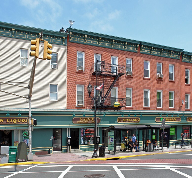 426 32nd St in Union City, NJ - Building Photo