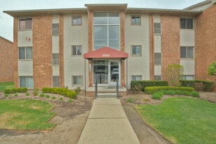 1944 Klingensmith Rd, Unit 41 in Bloomfield, MI - Building Photo