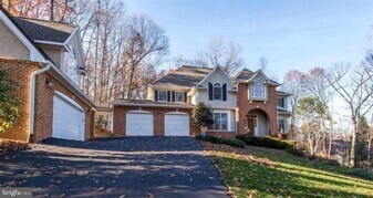 2082 Hunters Crest Way in Vienna, VA - Building Photo