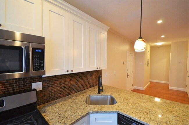 349 Sumner St, Unit #1 in Boston, MA - Building Photo - Building Photo