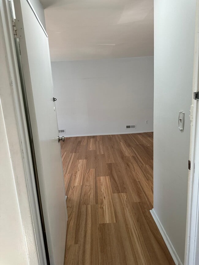 12 Colonial Dr in Bayonne, NJ - Foto de edificio - Building Photo