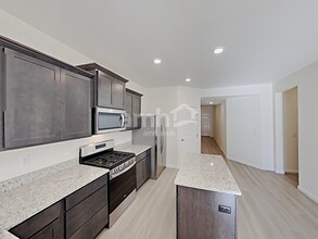1215 W 17th Ave in La Center, WA - Building Photo - Building Photo