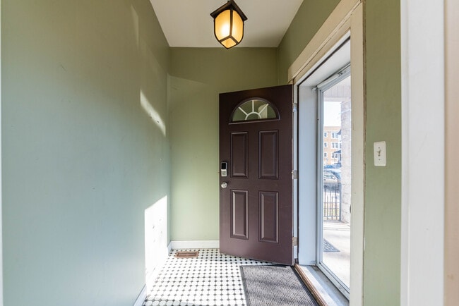 2812 E 76th St in Chicago, IL - Building Photo - Building Photo