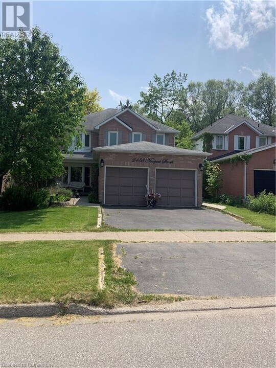 2458 Newport St in Burlington, ON - Building Photo