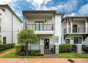 4665 NW 83rd Path in Doral, FL - Building Photo