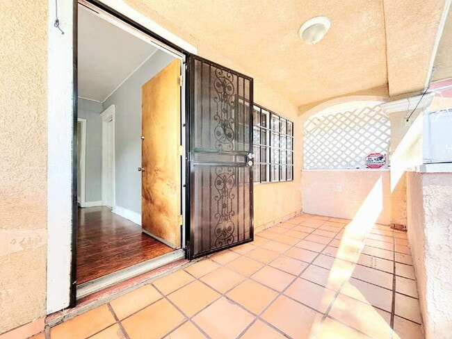 2511 Ganahl St in Los Angeles, CA - Building Photo - Building Photo