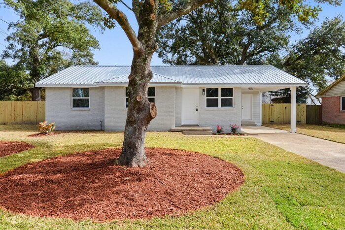 162 Holiday Ave in Pass Christian, MS - Building Photo