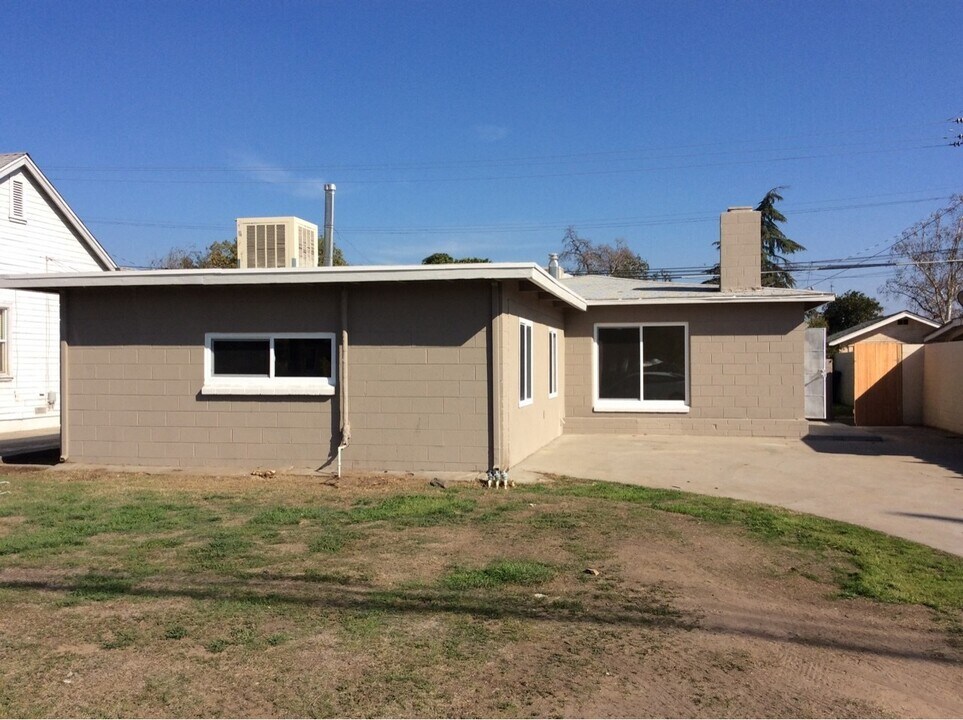 1352 N Fruit Ave in Fresno, CA - Building Photo