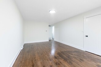 7055 W 63rd St in Chicago, IL - Building Photo - Building Photo
