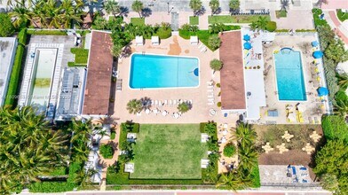 2457 Collins Ave in Miami Beach, FL - Building Photo - Building Photo