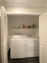 620 W Hyde Park Blvd, Unit 313 in Inglewood, CA - Building Photo - Building Photo