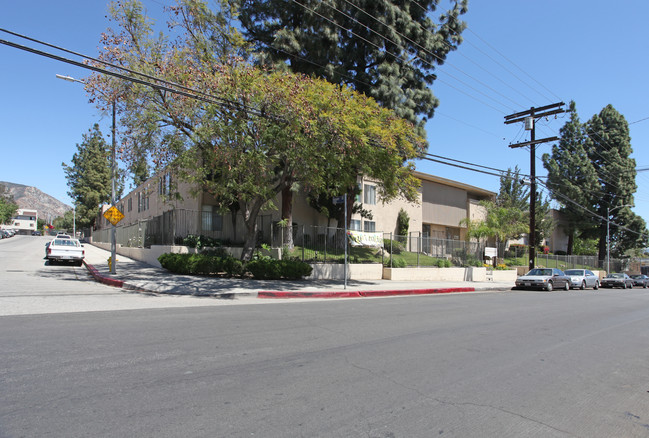 Mountain View Manor Apartments in Sylmar, CA - Building Photo - Building Photo