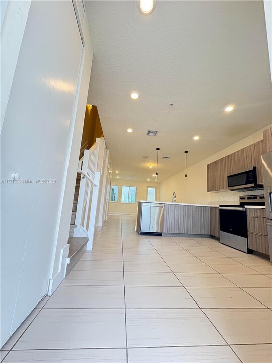 6450 NW 102nd Ct in Doral, FL - Building Photo