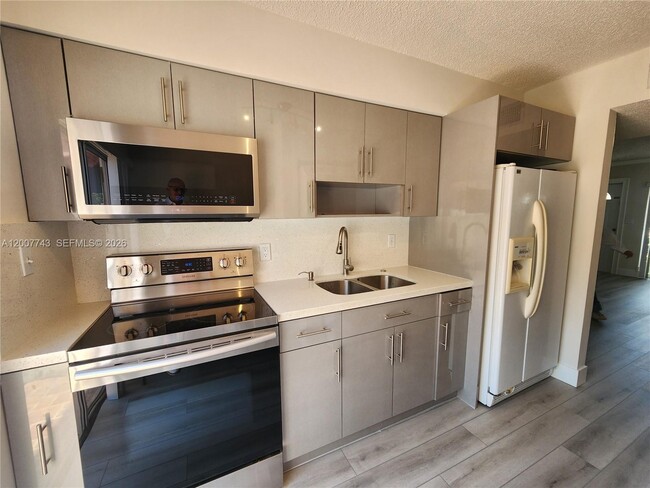 15250 SW 80th St in Miami, FL - Building Photo - Building Photo