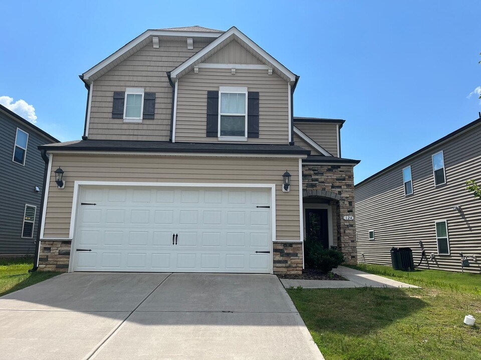 128 Boone Lake Way in Fuquay Varina, NC - Building Photo