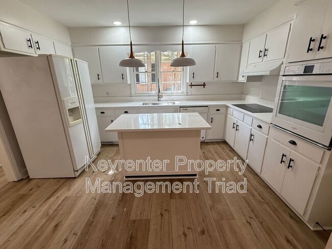 2315 N Elm St in Greensboro, NC - Building Photo - Building Photo
