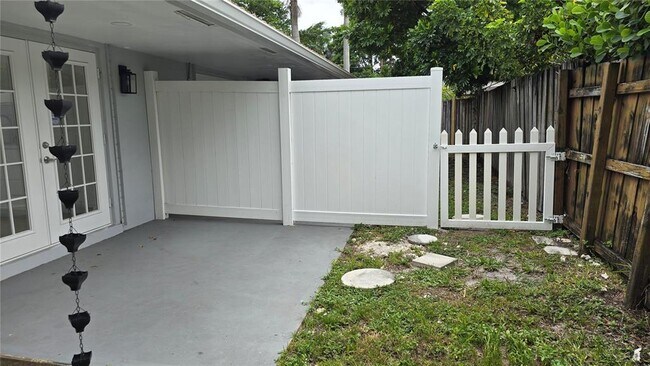 2001 NW 35th St, Unit B in Oakland Park, FL - Building Photo - Building Photo