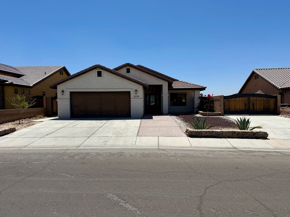 2174 N David Riedel Blvd in San Luis, AZ - Building Photo