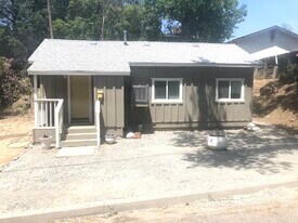 1246 Oak St in Red Bluff, CA - Building Photo