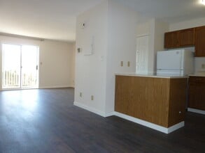 735 Cook Rd in Kelowna, BC - Building Photo - Building Photo