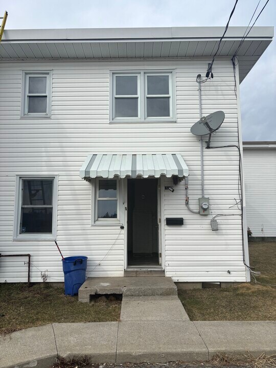 Large 2 bedroom townhome for rent in Picton in Prince Edward, ON - Building Photo