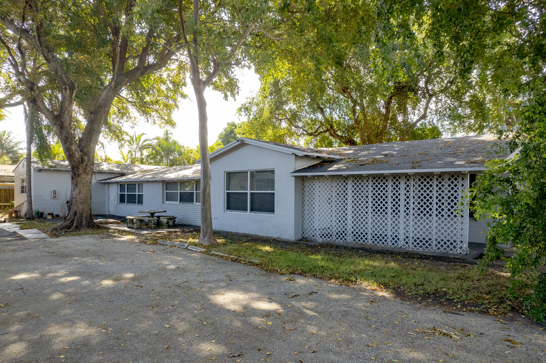 YOUNG CIRCLE in Hollywood, FL - Building Photo